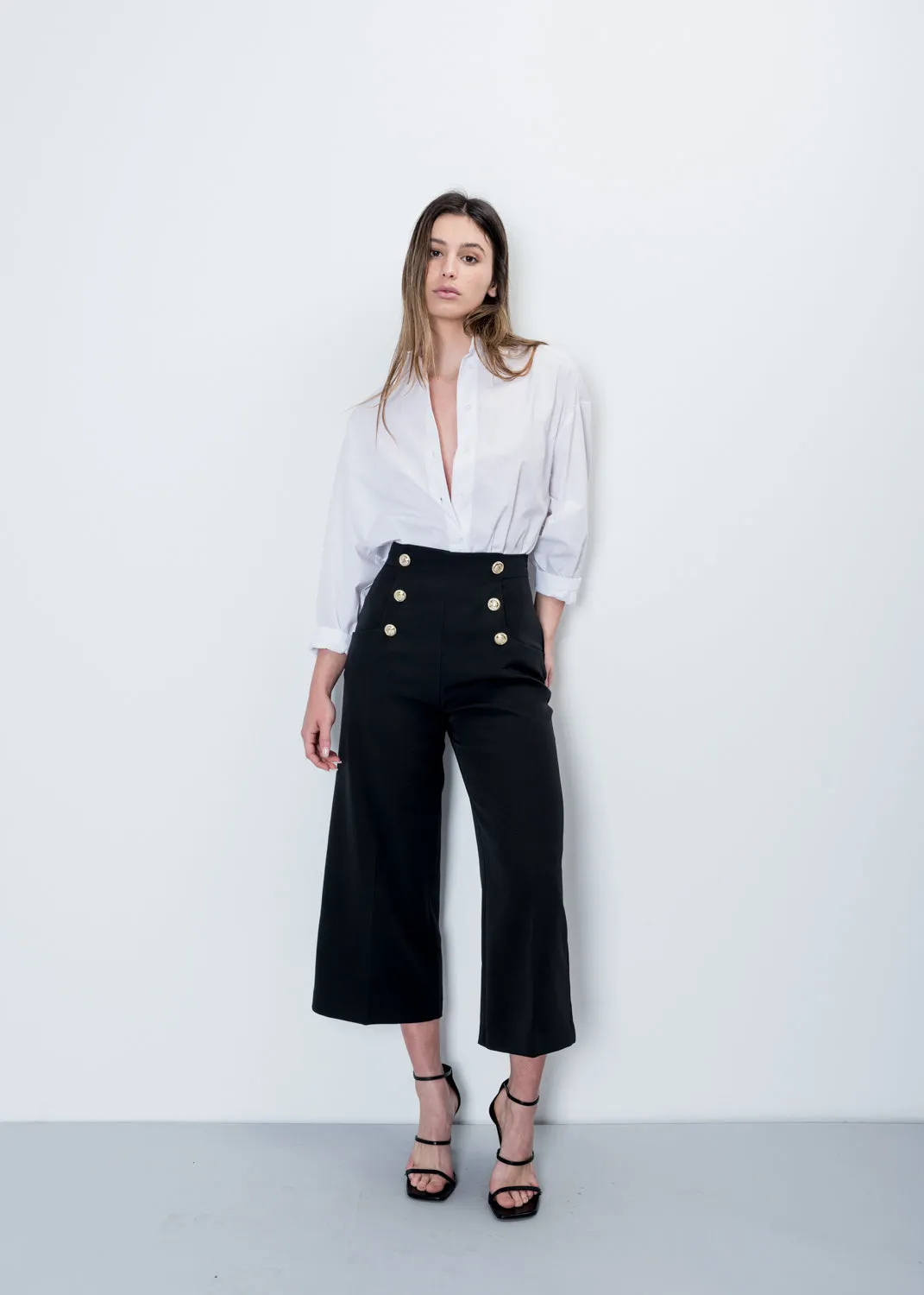 Pantaloni cropped con bottoni dorati